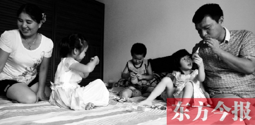 昨日，鄭州市民蔣先生的家中，一家人陪著妞妞（右二）玩耍