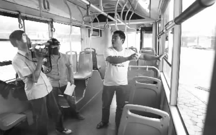 昨日，鄭州市B20路公交車長(zhǎng)方先生（右一），講述“色狼”跳窗逃跑時(shí)被眾人喊打的情景