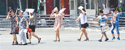  街頭，遮擋陽(yáng)光是一門(mén)“技術(shù)活”。