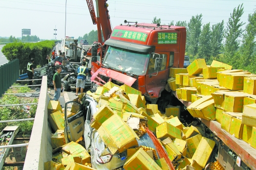大貨車(chē)旁邊的海馬轎車(chē)被雞蛋砸中，車(chē)上兩人逃脫及時(shí)，僅受輕傷。