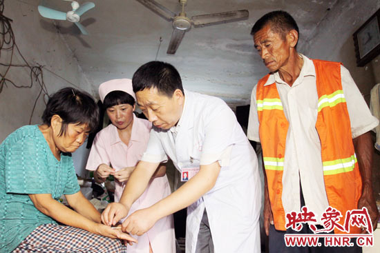 鄭州市管城區(qū)人民醫(yī)院院長張彥軍親自為謝秀進診斷，并為他們帶去了500多元的治療藥品。