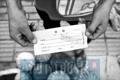 百花路附近的瓜農宋師傅交完衛(wèi)生費后收到一張收據，但沒有收款單位