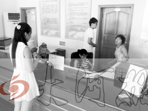 鄭州市人才交流服務(wù)中心二樓大廳，剛畢業(yè)大學(xué)生咨詢政策，工作人員卻在若無其事地玩手機。
