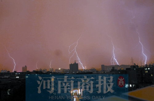 昨天21:30左右，雷電頻頻“光顧”鄭州市區(qū)