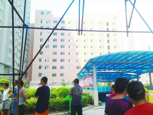 洛陽(yáng)小區(qū)會(huì)所改建成醫(yī)院 潛在醫(yī)療垃圾引人憂(yōu) 洛陽(yáng)小區(qū)會(huì)所改建成醫(yī)院 潛在醫(yī)療垃圾引人憂(yōu)