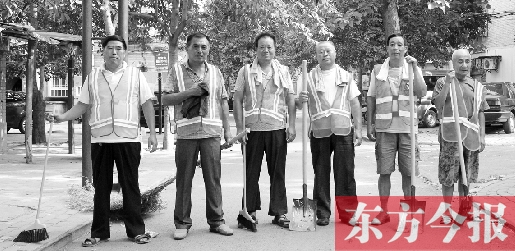 昨天下午6點，6名環(huán)衛(wèi)工人相伴乘坐B1返回27公里外的花園口村。