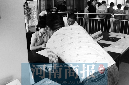 戴著耳機工作,挺“愜意” 戴著耳機工作,挺“愜意”