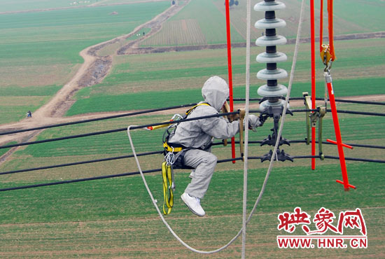 超高壓輸電線是樊建軍工作的主戰(zhàn)場，他現(xiàn)在雖然不經(jīng)常登塔，但在塔下卻并不輕松。