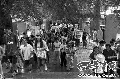 每天都有大量游客涌來，探訪他們心目中的少林