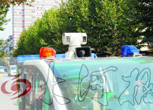巡查車車頂裝有360度攝像頭,對路面違章停車行為抓拍取證。