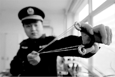 民警認為罪魁禍?zhǔn)讘?yīng)該是鋼珠彈弓