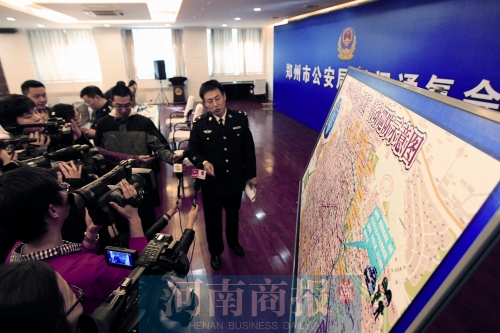 警方負(fù)責(zé)人向媒體介紹戰(zhàn)果，左上圖為警方繳獲的犯罪嫌疑人作案工具 記者 王春勝/圖