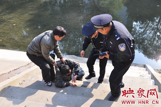 該男子滾入冰冷的金水河，嗆了幾口污水，連滾帶爬從水中出來，隨后被金水路派出所民警救上岸。