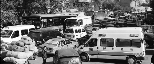 鄭州市三院門(mén)口,車(chē)流中,急救車(chē)奮力突圍