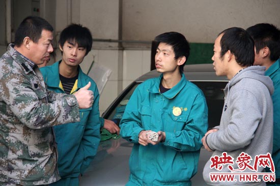 楊冠軍（左）在和兄弟們交流時(shí)，多數(shù)都是用手語(yǔ)