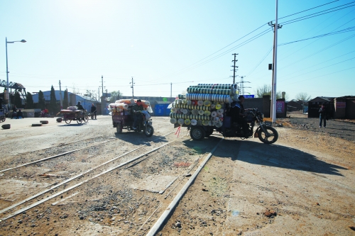 這里常?！叭搜鲴R翻”,常有婦女騎車帶孩子摔得頭破血流