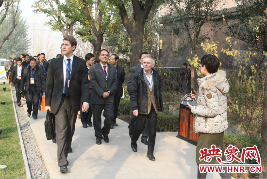 河南鄭州2013服務(wù)外包大會的嘉賓們參觀了金水科教園區(qū)和河南外包產(chǎn)業(yè)園并留下了深刻的印象。
