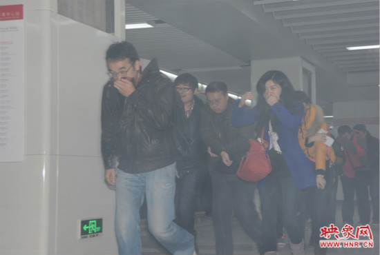 演習中，地鐵乘客從地鐵車廂中跑出。