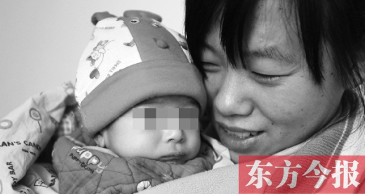 鄭州兒童福利院工作人員，小心地照看著一名體型瘦小的棄嬰