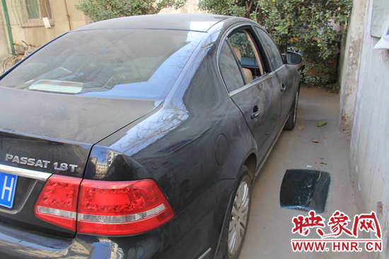 12月12日，鄭州金水區(qū)一小區(qū)汽車車窗被撬