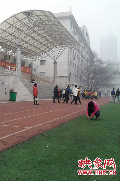 網(wǎng)友反映，在嚴重污染的霧霾天，鄭州市回民中學(xué)仍讓學(xué)生在室外上體育課。（圖片來源于網(wǎng)友。）