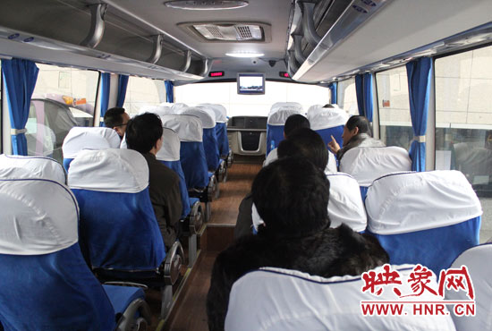 大巴車(chē)內(nèi)均在播放著這部以農(nóng)民工討薪為題材的微電影。