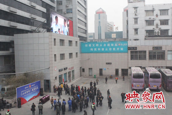 大巴車(chē)內(nèi)均在播放著這部以農(nóng)民工討薪為題材的微電影。