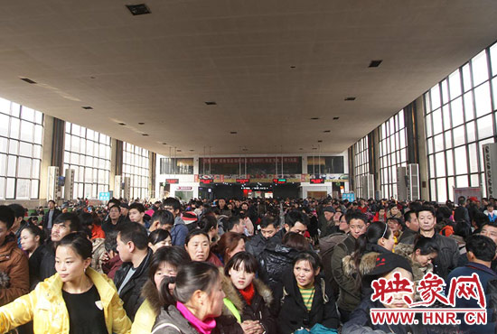 鐵路春運進入首日 鄭州車站預計發(fā)送旅客突破10萬人