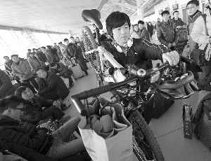 由于媽媽生病，盧文成只得中途放棄騎行改乘火車趕回老家。