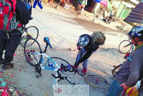 運(yùn)氣不好，十分鐘被扎了兩次胎，只能自己修車。