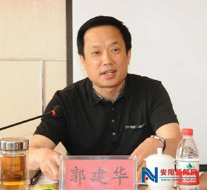 臺(tái)上的郭建華。 資料圖