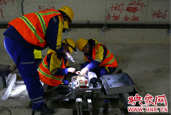 鄭州地鐵設(shè)備部各工種的同事們每晚在夜深人靜時(shí)的隧道里堅(jiān)守著自己的崗位。