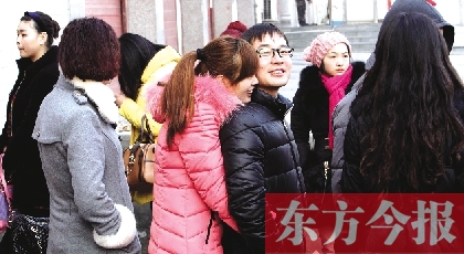 在鄭州市二七區(qū)婚姻登記處，新人們?cè)陂T外排長(zhǎng)隊(duì)