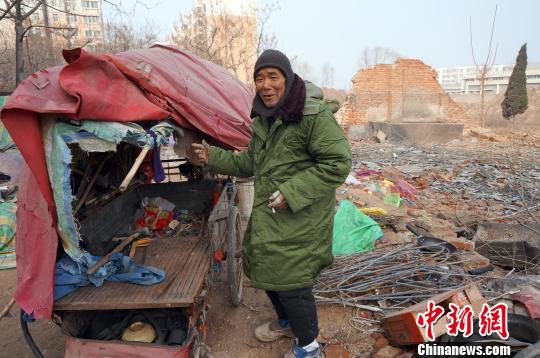 圖為老人向記者講述其生活狀況。周小云 攝