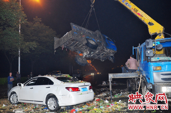 1點40許，兩輛車先后被吊起并拖離現(xiàn)場，停車場的幾位員工將路面清掃干凈，隨后該路段恢復通行。