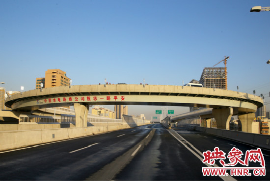 右側(cè)車道為北三環(huán)快速路文化路出口輔道。