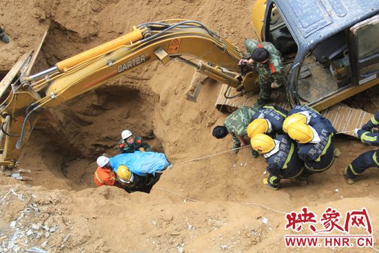 14點10分，經(jīng)過4個多小時的救援，消防官兵發(fā)現(xiàn)被埋男子，現(xiàn)在正從6米多深的塔吊塌方處抬出。