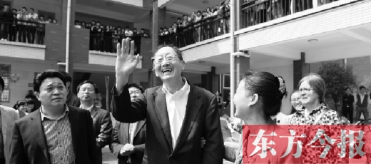 4月23日上午，崔琦偕夫人參觀寶豐一高