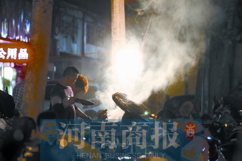 夜晚，鄭州街頭的燒烤攤 記者 王春勝/攝