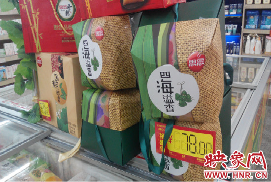 今年商場(chǎng)里的散裝、袋裝粽子多了，盒裝粽子的售價(jià)也更加親民。