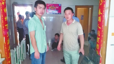 在吳文舉老師的幫助下，王強(qiáng)強(qiáng)（左）從傳銷窩點成功脫險。