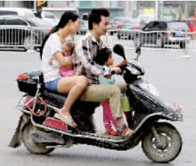帶著孩子騎電動車，安全一定要放在第一位。