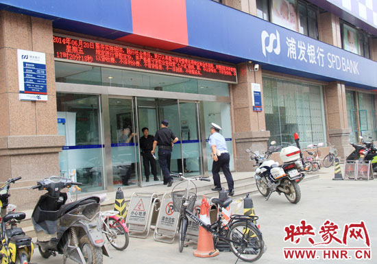 民警趕到現(xiàn)場了解情況。 民警趕到現(xiàn)場了解情況。