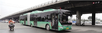 昨日上午，一輛B3快速公交測(cè)試車行駛在西三環(huán)的線路上。