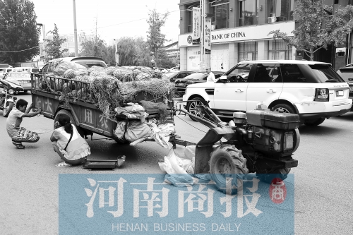 兩車相蹭后，小陳與妻子慌了神