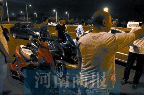 一小時(shí)內(nèi)，民警就扣了12輛摩托車、電動車