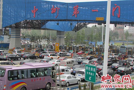 鄭州機場收費站口（中州第一門）車輛排隊擁堵情況嚴重。