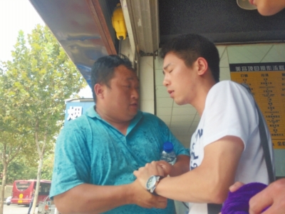 記者正查看照片，突遭藍(lán)衣男強(qiáng)搶手機(jī)。