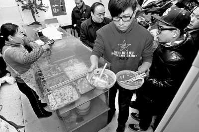 　　上圖2013年年初，很多鄭州市民光臨李剛的面館，掀起“全城吃面”熱潮。CFP供圖
