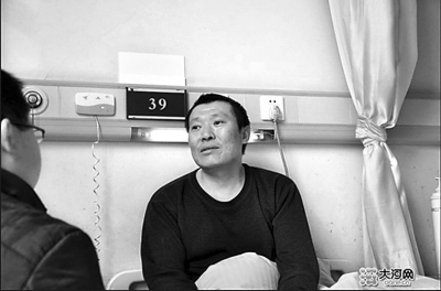 　　右圖李剛生前在醫(yī)院接受記者采訪。資料圖片